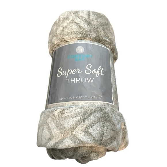NWT Comfort Bay Super Soft Throw - Dark and Light Gray Plush Blanket - Picture 1 of 4